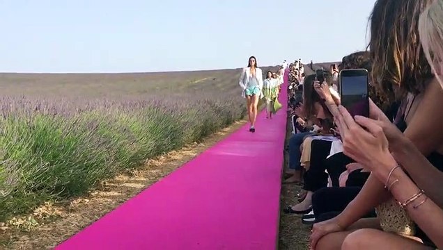 Défilé anniversaire Jacquemus : lavandes, tenues chics et parterre de stars... le créateur fête dignement les 10 ans de sa marque à Valensole