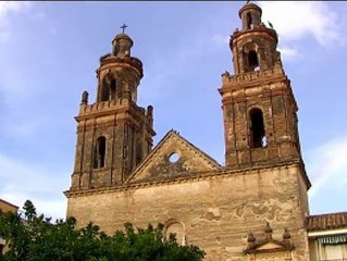 Un rayo impacta en una de las torres de la iglesia de