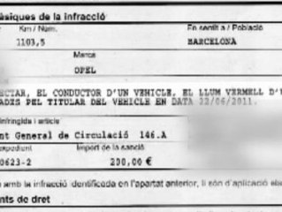 Multan a un conductor de Barcelona por saltarse un semáforo que no existe