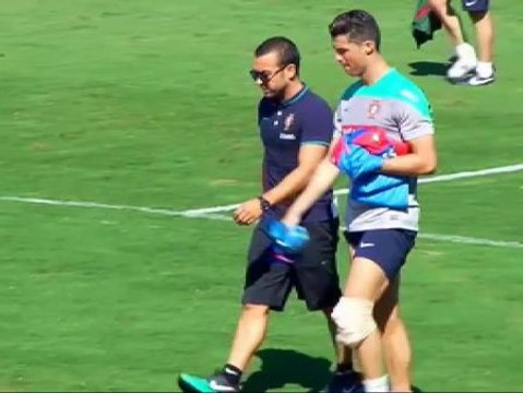 Cristiano Ronaldo se retira del entrenamiento con hielo en la rodilla