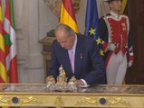 El Rey firma su abdicación