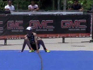 Un triatleta se queda sin fuerzas en la línea de meta