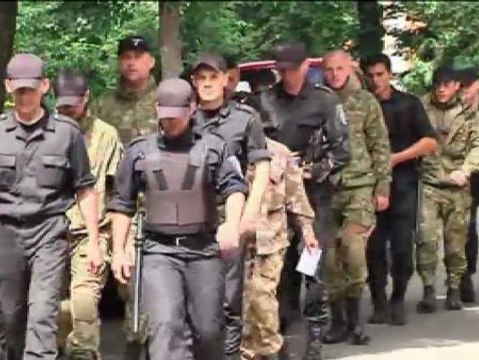 Soldados ucranianos donan sangre para sus compañeros heridos en Mariupol