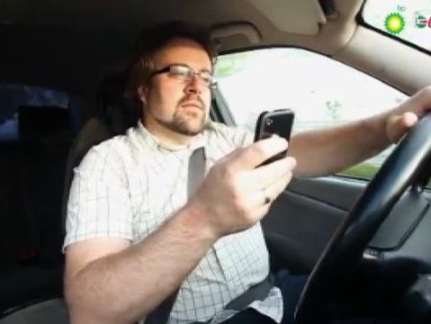 Cuatro millones de conductores reconocen que 'chatean' mientras conducen