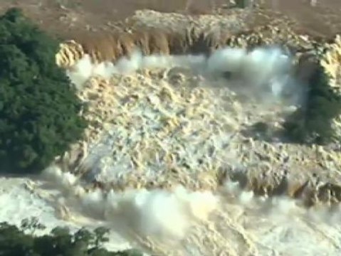 Rescatan a vacas y caballos en los desbordados ríos