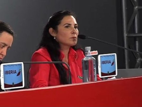 La traductora se convierte en la protagonista de la rueda de prensa de Javi Martínez y Koke