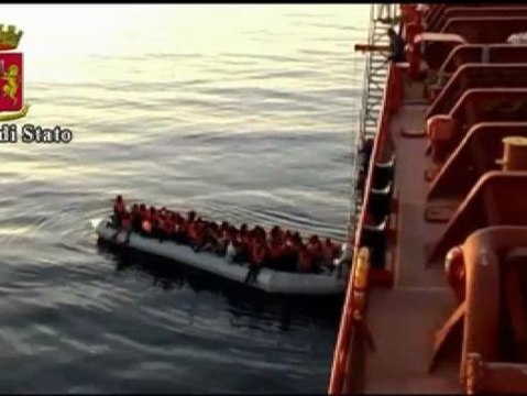 Vuelca una lancha con inmigrantes en pleno rescate