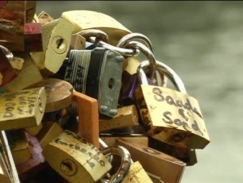 Cede parte de un puente de París por culpa de los candados del amor