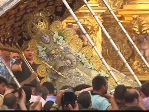 Los almonteños pasean a la Virgen del Rocío en una madrugada llena de fervor