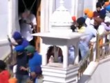 Pelea a sablazos entre fieles sijs y vigilantes del Templo Dorado en la India