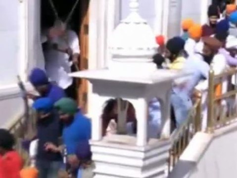 Pelea a sablazos entre fieles sijs y vigilantes del Templo Dorado en la India