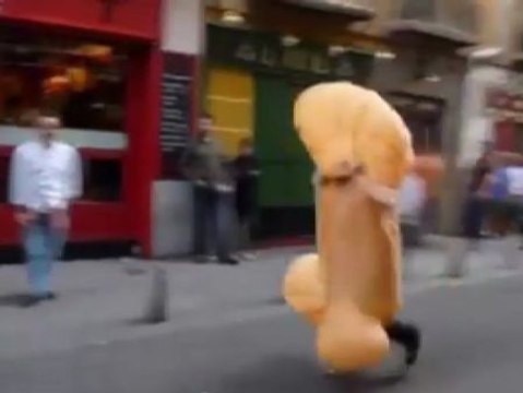 Una calle del centro de Madrid invadida por despedidas de soltero