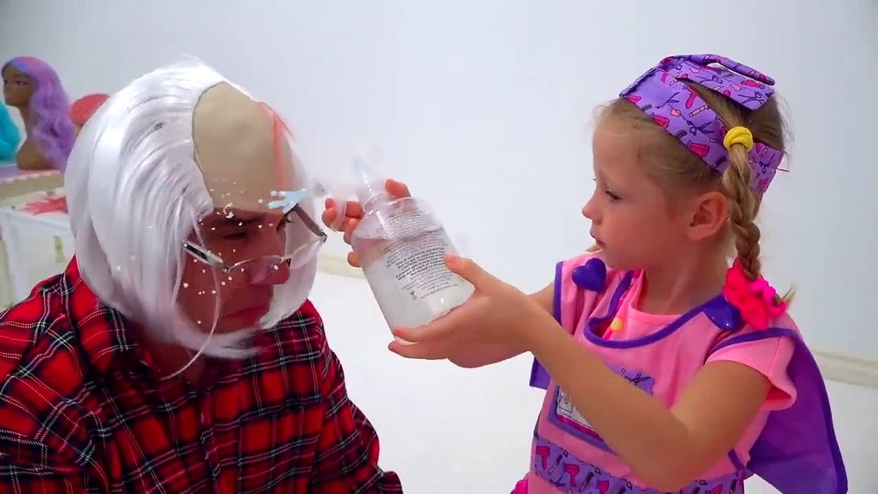 Stacy joue avec la beauté de jouets