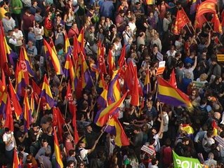Miles de personas toman la Puerta del Sol clamando por la República