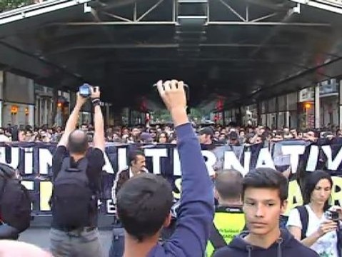 Miles de personas muestran su apoyo a Can Vies por las calles de Barcelona