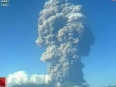 El volcán indonesio Sangiang entra en erupción