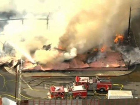 Las llamas arrasan una nave industrial en California