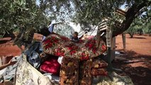 Sírios desalojados vendem os últimos pertences