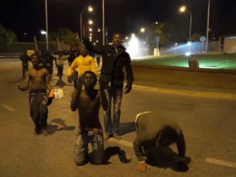 400 inmigrantes saltan la valla de Melilla