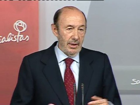Rubalcaba asume la debacle socialista y se irá en julio