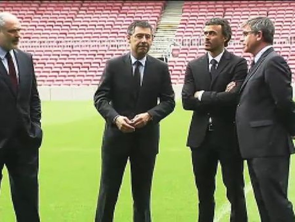 Aficionados con camisetas del Madrid aclaman a Luis Enrique