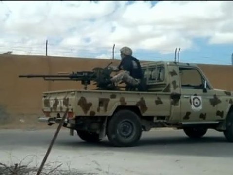 Un grupo de milicianos rebeldes asalta la sede del parlamento en Trípoli