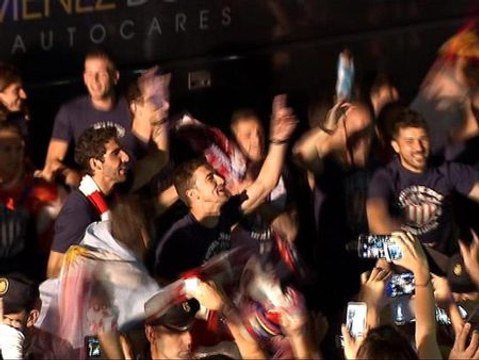 Los jugadores del Atlético se entregan a la afición a su llegada a Madrid