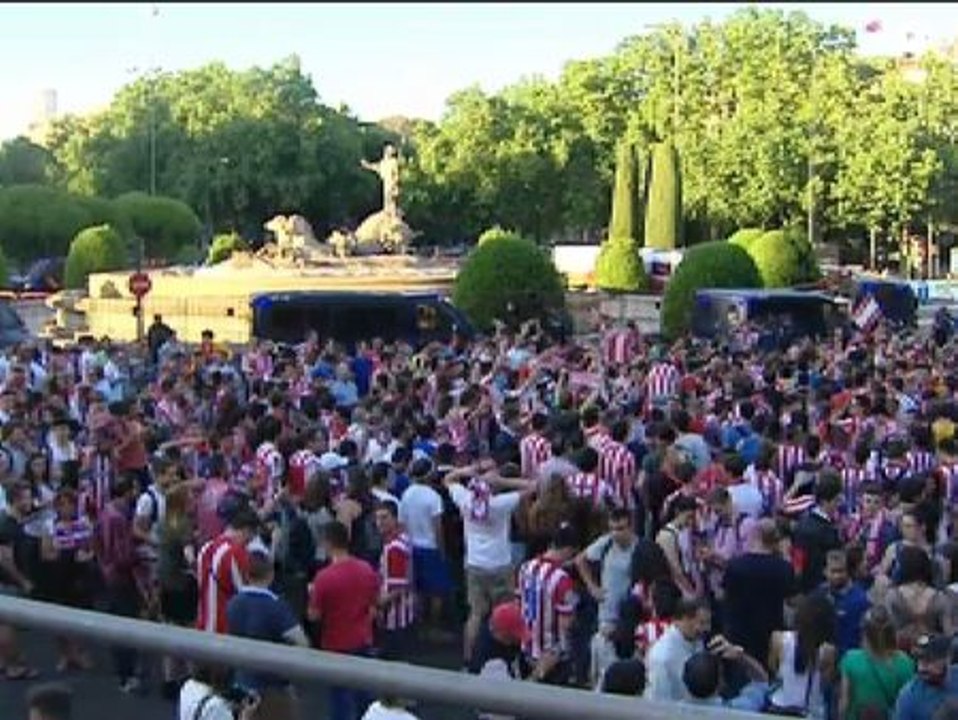 La afición atlética celebra ya en Neptuno el título de Liga