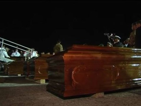 Llegan a Sicilia los cadáveres de los 17 inmigrantes fallecidos