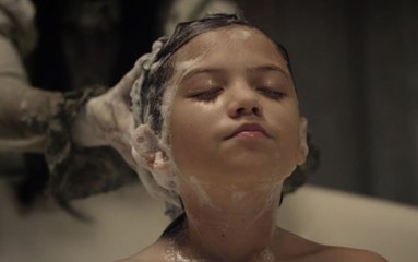 【阿星谈电影】女孩闭着眼睛洗澡，以为妈妈正在给自己抓头，却感觉这手格外粗糙