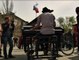 Un pianista intenta calmar las tensiones en frente del ayuntamiento en Donetsk