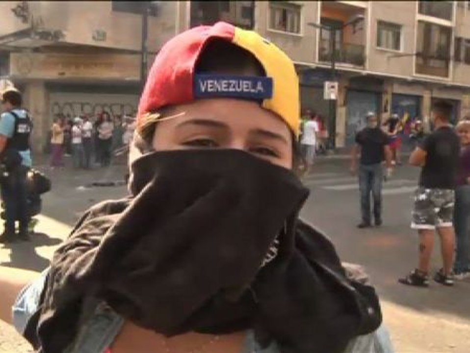 Los antichavistas queman en Caracas muñecos de Nicolás Maduro