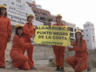 Greenpeace  pinta de negro parte de la fachada del hotel El Algarrobico