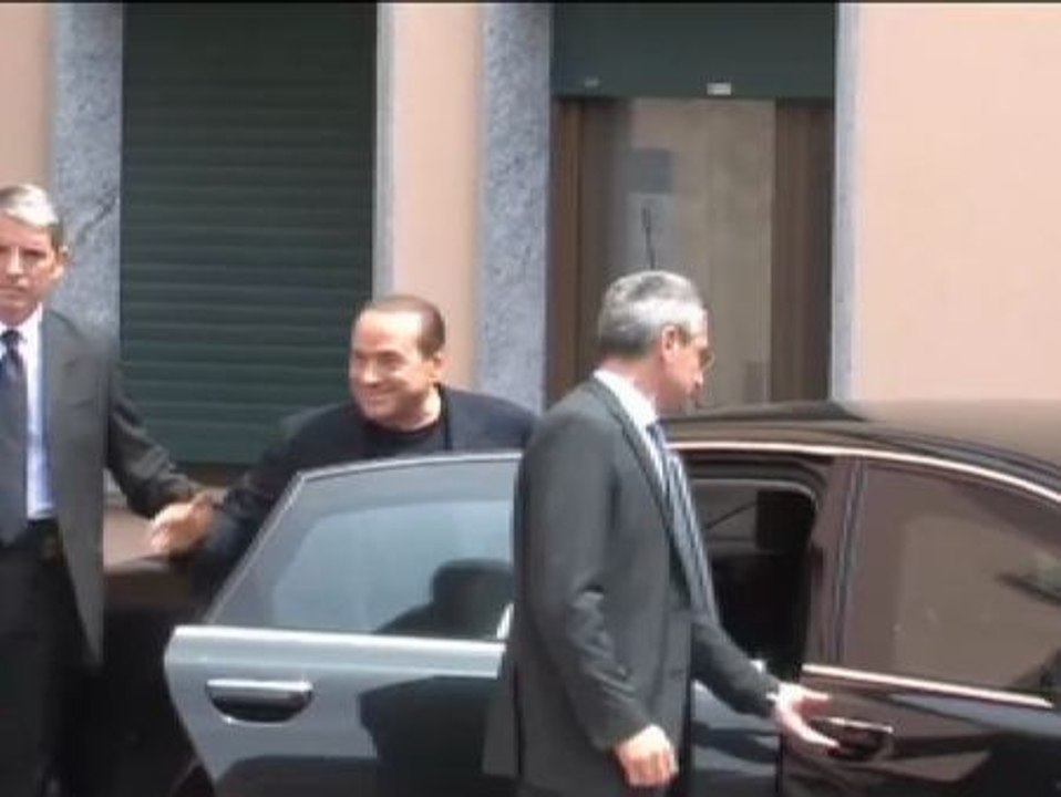 Primer día de trabajo social del exprimer ministro italiano Silvio Berlusconi
