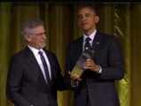 Obama recibe galardón humanitario ente actores de Hollywood