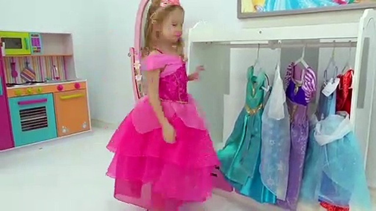 Stacy est de s'habiller pour une princesse partie