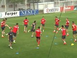 Los aficionados rojiblancos acompañan al Atlético durante el entrenamiento