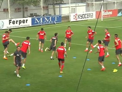 Los aficionados rojiblancos acompañan al Atlético durante el entrenamiento