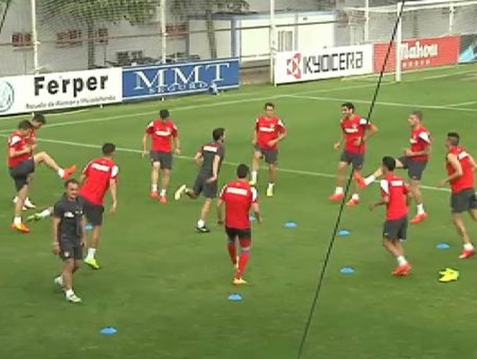 Los aficionados rojiblancos acompañan al Atlético durante el entrenamiento