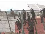 Unas 140 personas logran saltar la valla de Melilla