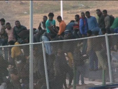 Unos 140 inmigrantes logran saltar la valla de Melilla