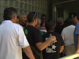 Piden trabajo ocupando pacíficamente la oficina de empleo