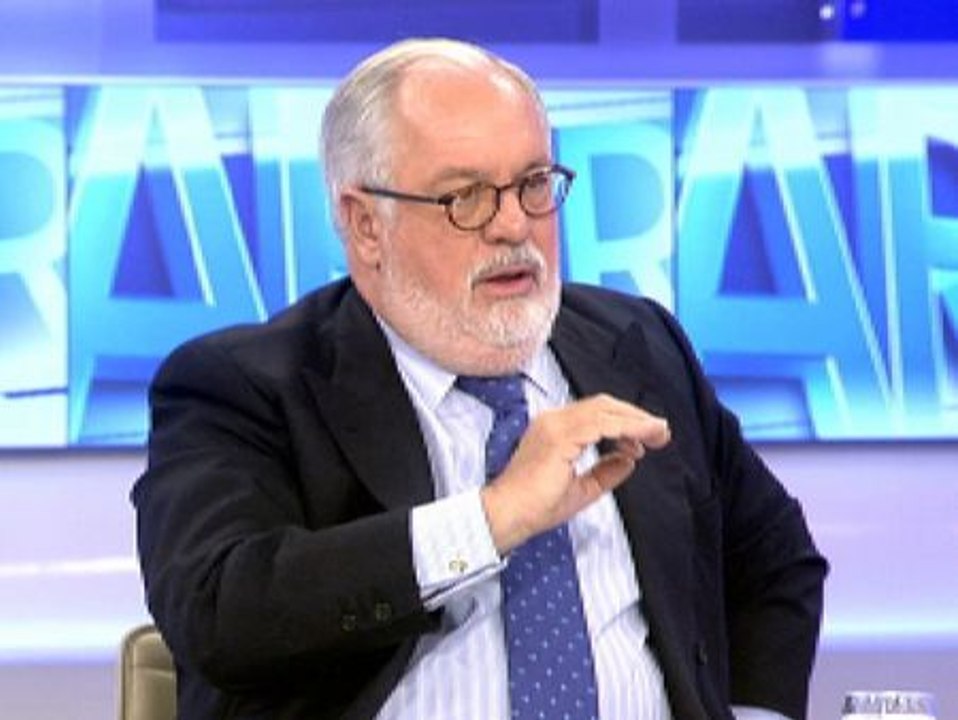 Arias Cañete reta a Soraya Rodríguez a acusarle de recibir sobresueldos en B del PP
