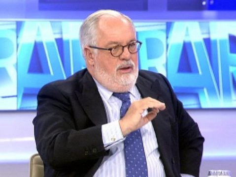 Arias Cañete reta a Soraya Rodríguez a acusarle de recibir sobresueldos en B del PP