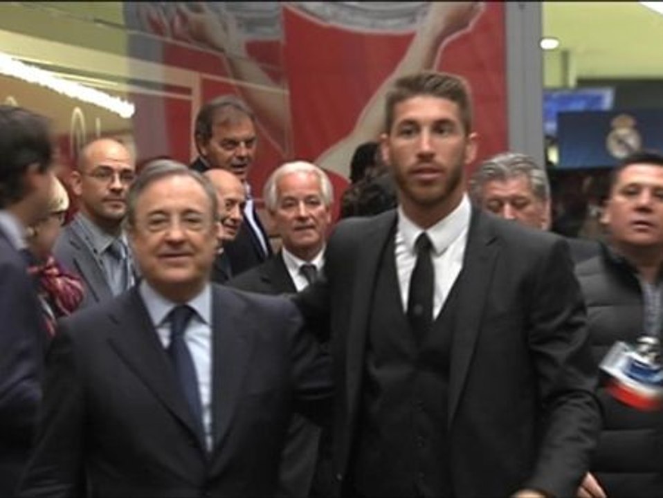Florentino Pérez felicita uno a uno a sus hombres tras la victoria ante el Bayern