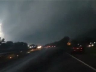 Скачать видео: Al menos 18 fallecidos por los tornados del sur y suroeste de los Estados Unidos