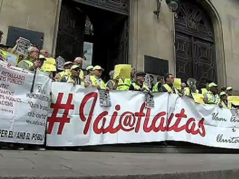 Protesta de los 'yayoflautas' ante la sede de Catalunya Caixa en Barcelona