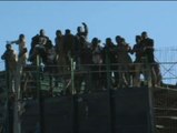 Devuelven a Marruecos a una veintena de inmigrantes a pesar de que saltaron la valla de Melilla y pisaron suelo español