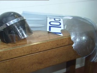 Cosidó exhibe en el Congreso material policial dañado el 22M