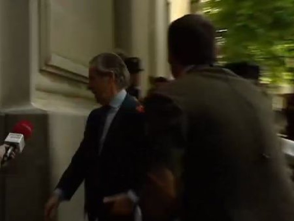 Abucheos y gritos contra Blesa en su entrada al juzgado